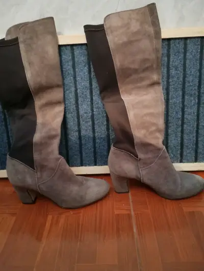 Botas altas de gamuza gris para mujer - miniatura 1