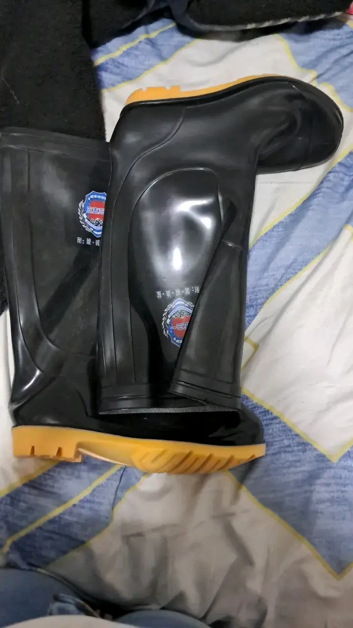 Botas de goma negras con suela amarilla