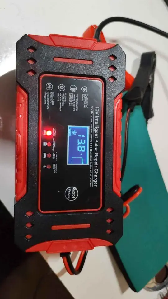 Cargador de Batería Inteligente 12V Rojo y Negro