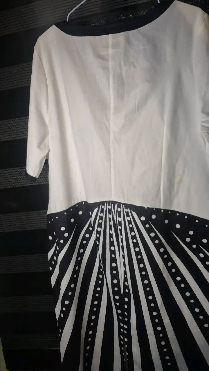 Vestido Shein blanco y negro con diseño geométrico - 3