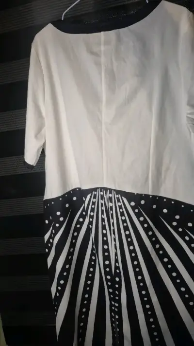Vestido Shein blanco y negro con diseño geométrico - miniatura 3