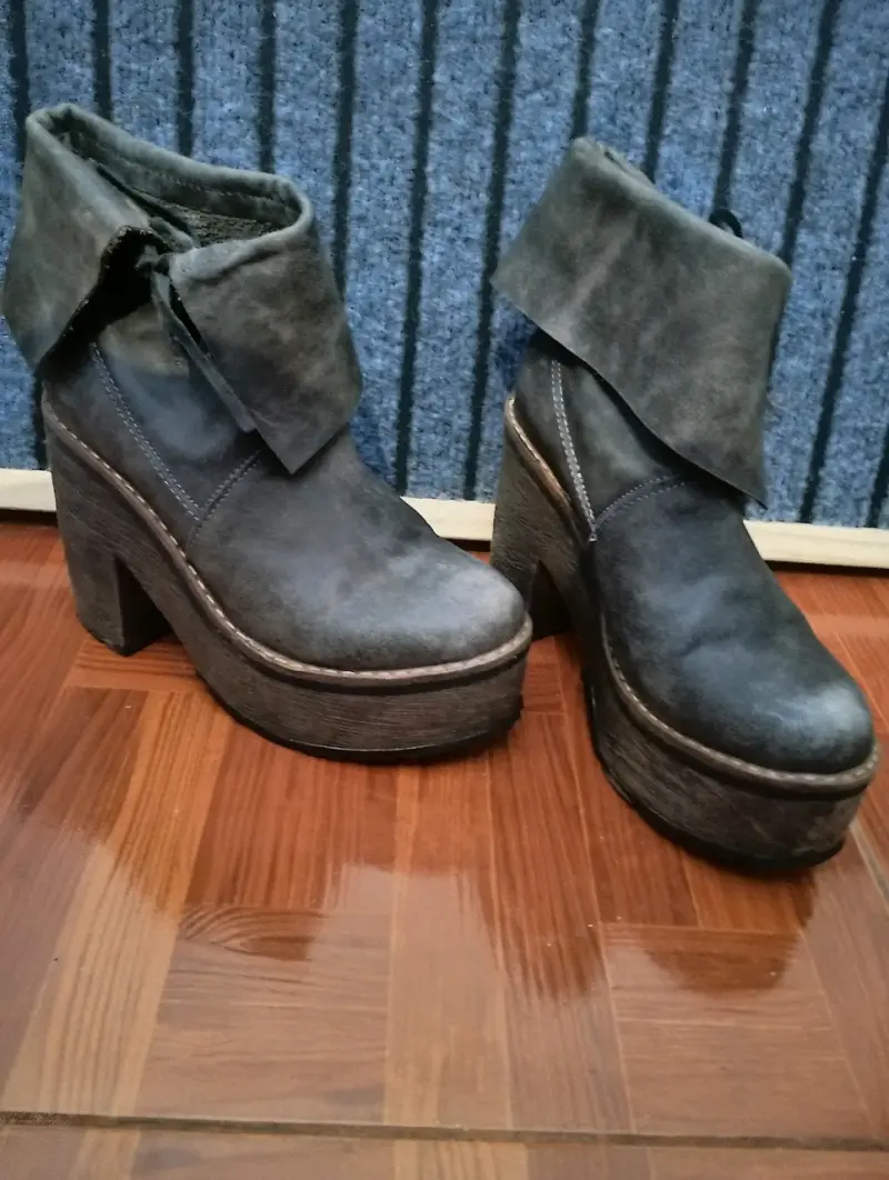 Botines de cuero gris con plataforma