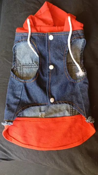 Chaleco de mezclilla con capucha roja para perro - miniatura 1