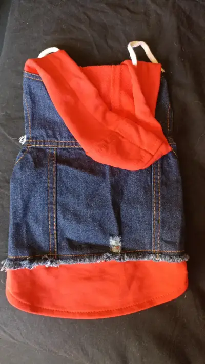 Chaleco de mezclilla con capucha roja para perro - miniatura 2