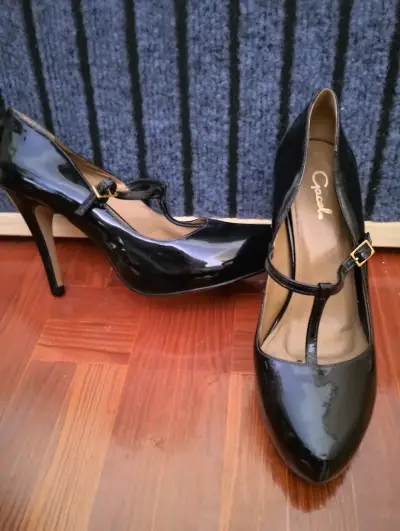 Zapatos de tacón alto negros con correa de charol - miniatura 1