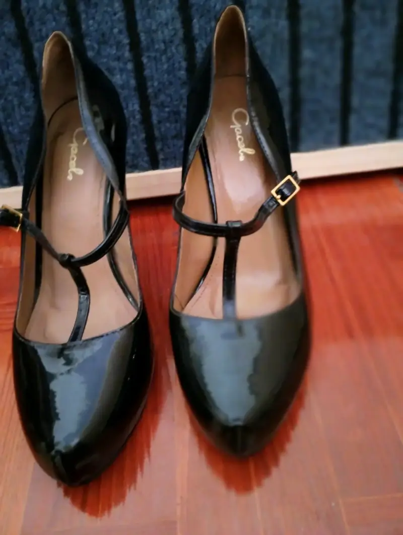 Zapatos de tacón alto negros con correa de charol - 2