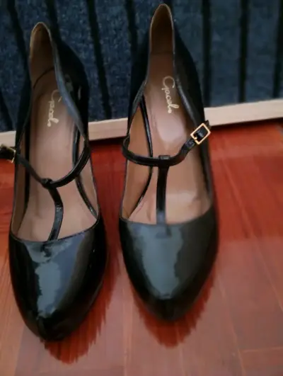 Zapatos de tacón alto negros con correa de charol - miniatura 3