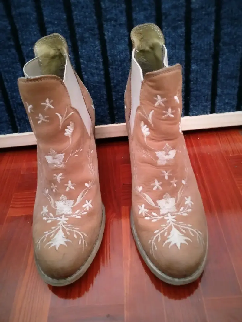 Botines de cuero bordados para mujer