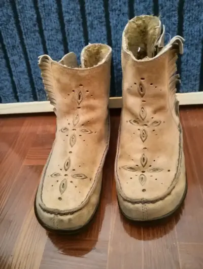 Botines de cuero beige con diseño calado - miniatura 1