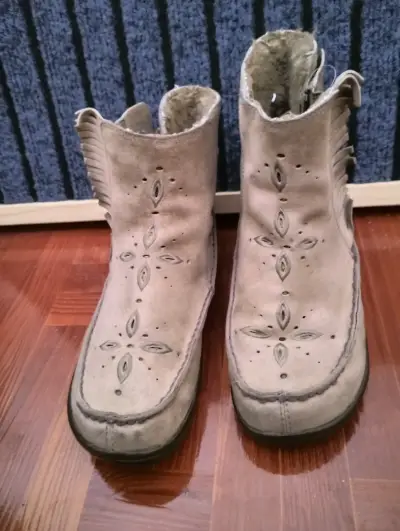 Botines de cuero beige con diseño calado - miniatura 2