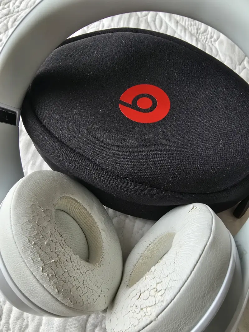 Audífonos Beats con desgaste en almohadillas