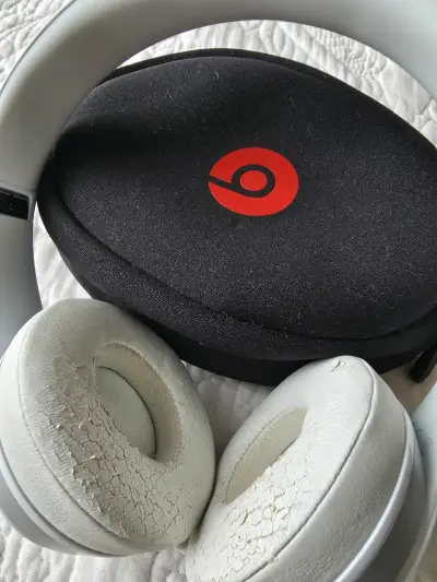 Audífonos Beats con desgaste en almohadillas - miniatura 1