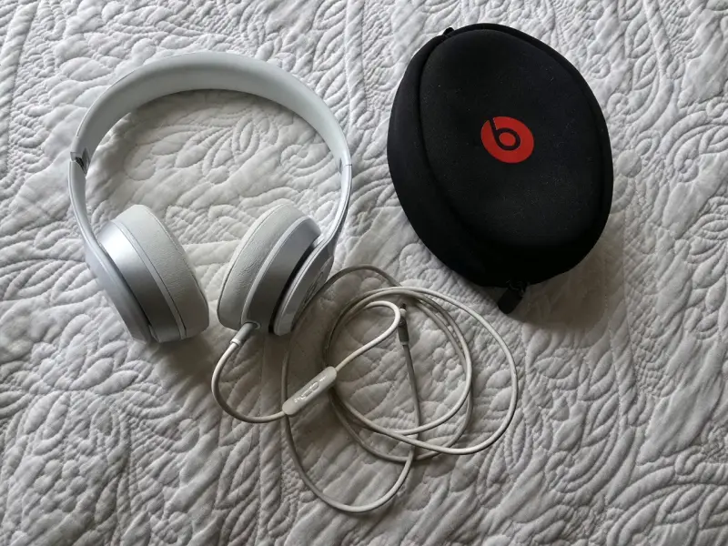 Audífonos Beats con desgaste en almohadillas - 2