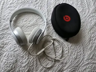 Audífonos Beats con desgaste en almohadillas - miniatura 2