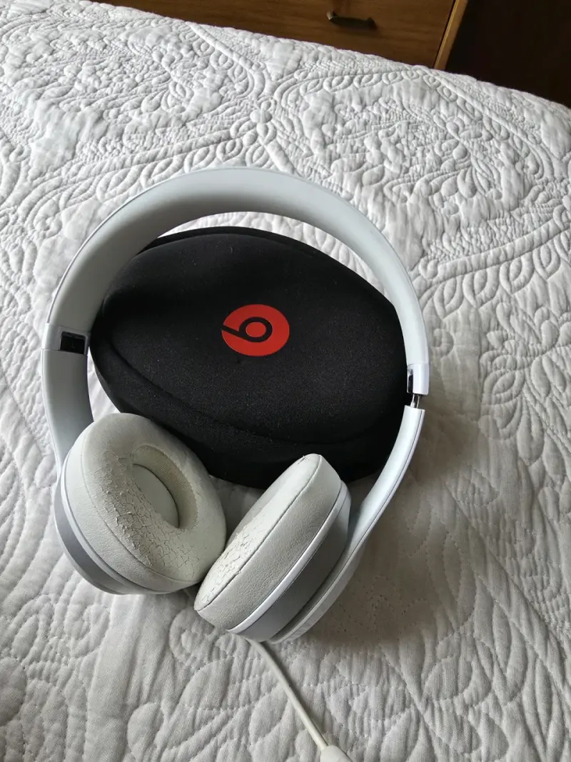 Audífonos Beats con desgaste en almohadillas - 3