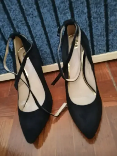 Zapatos de tacón alto negros elegantes - miniatura 1