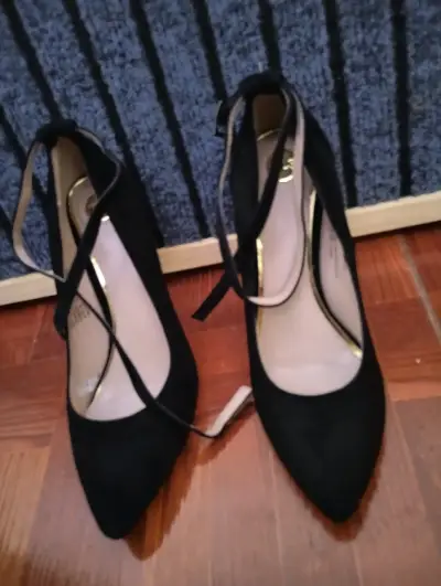Zapatos de tacón alto negros elegantes - miniatura 2