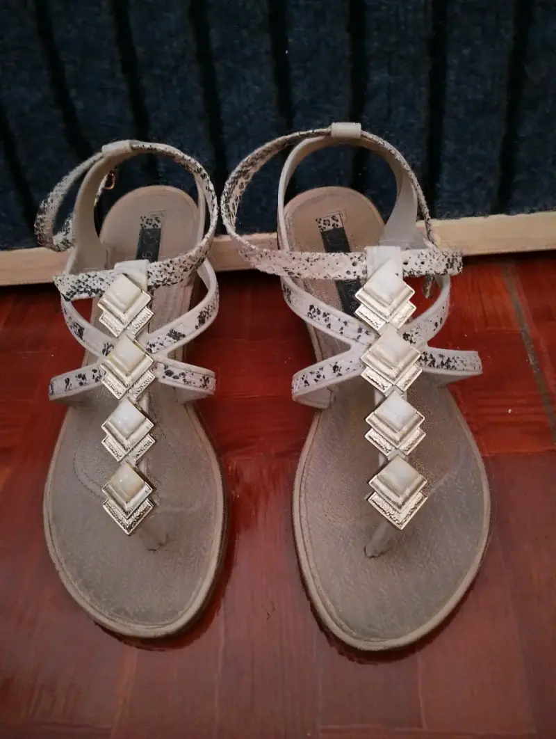 Sandalias planas con diseño de piedras