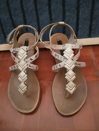 Sandalias planas con diseño de piedras - miniatura 2