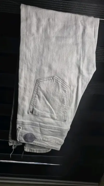 Jeans grises Zara Basic con detalles desgastados - miniatura 1