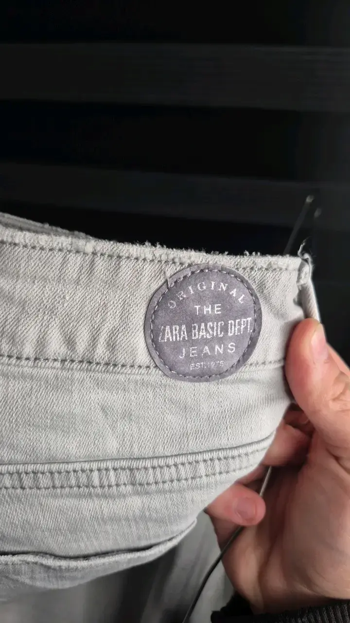 Jeans grises Zara Basic con detalles desgastados - 2