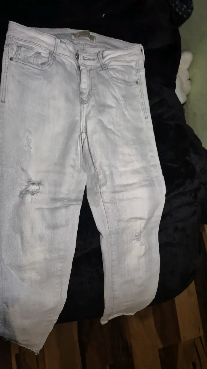 Jeans grises Zara Basic con detalles desgastados - 4