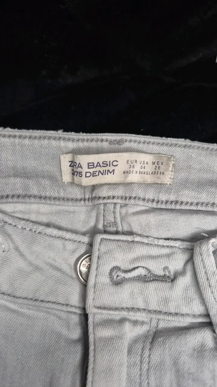 Jeans grises Zara Basic con detalles desgastados - 5