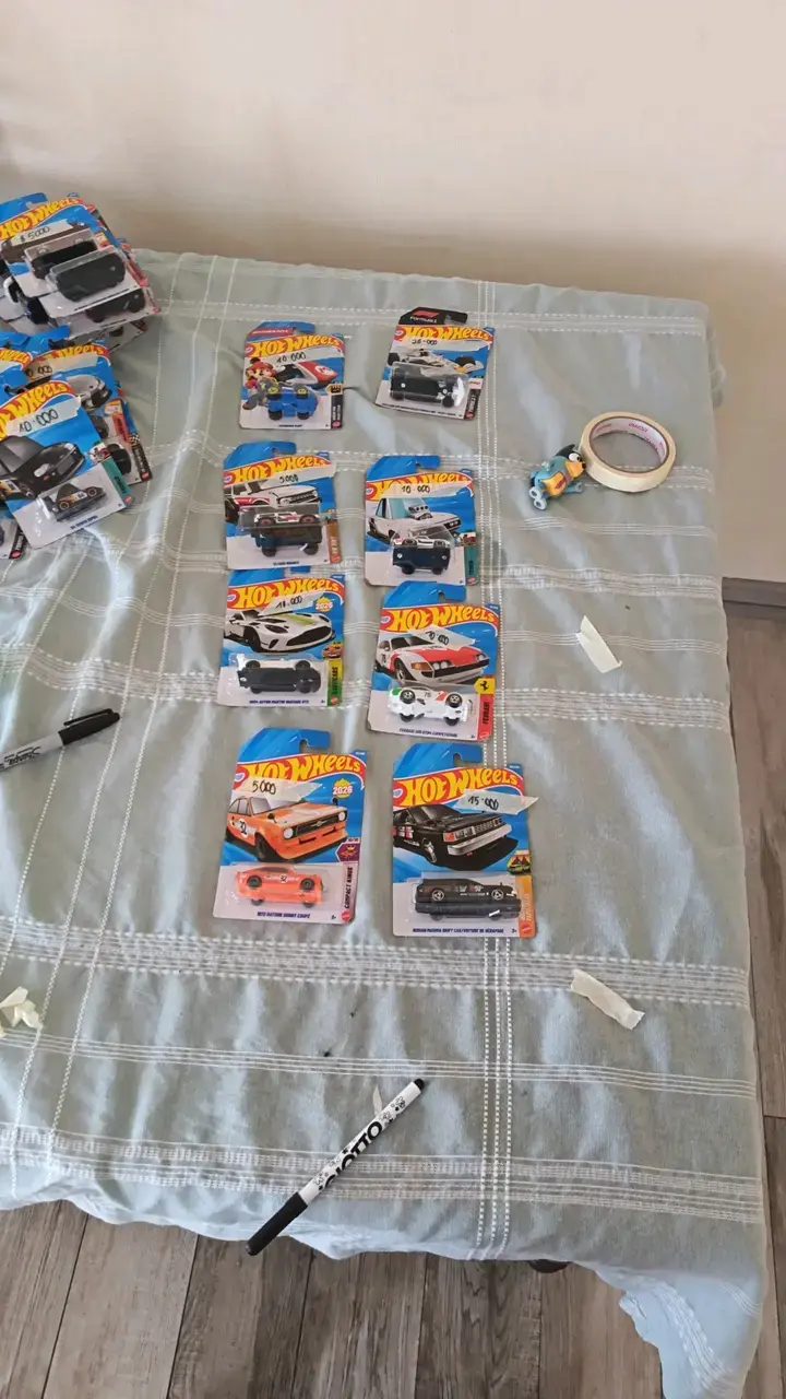Colección de autos Hot Wheels variados