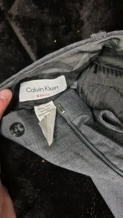 Pantalones de vestir Calvin Klein Slim Fit grises - miniatura 2