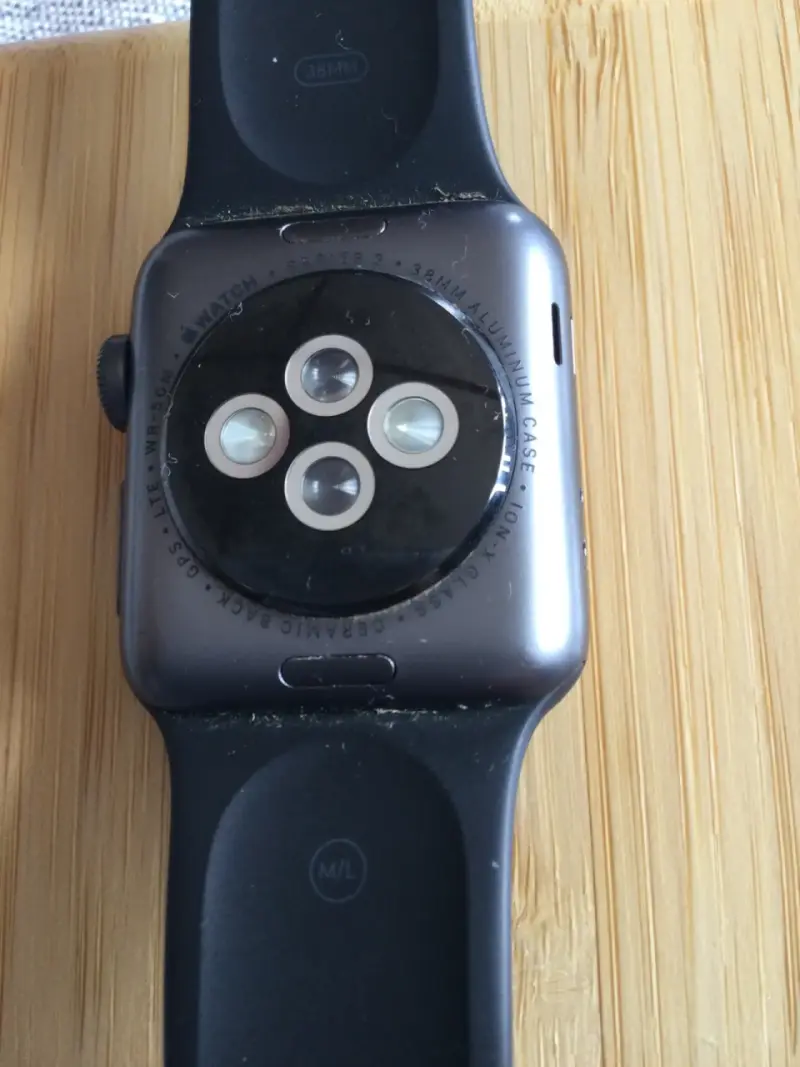 Apple Watch Series 3 con correa negra - 2
