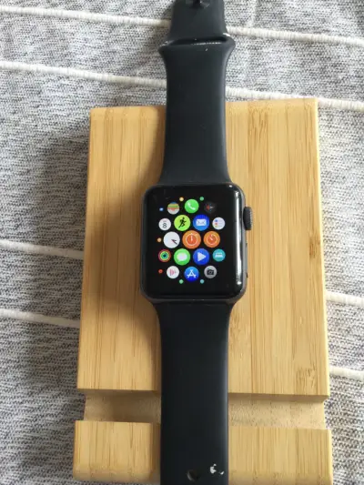 Apple Watch Series 3 con correa negra - miniatura 5