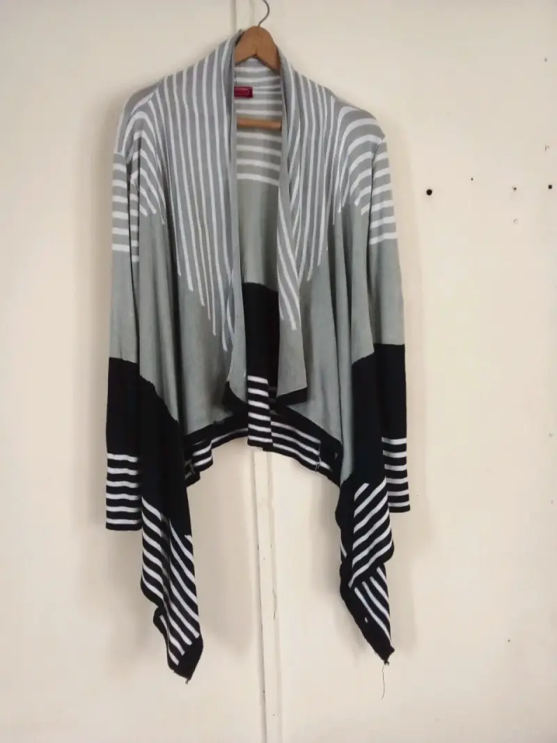 Cárdigan de rayas gris y negro para mujer - 1