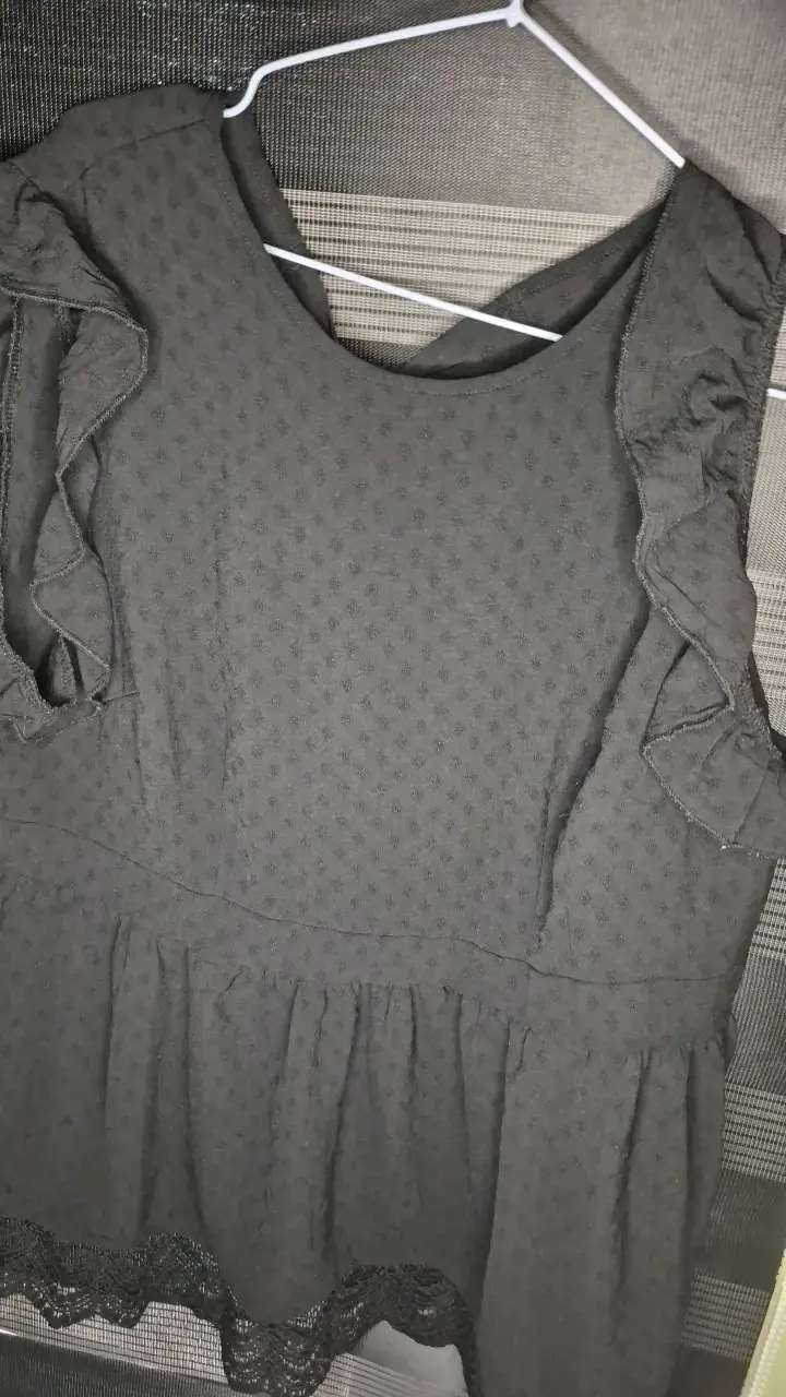 Vestido negro con volantes y lazo - 1