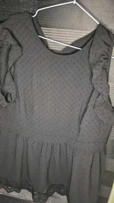 Vestido negro con volantes y lazo - miniatura 1