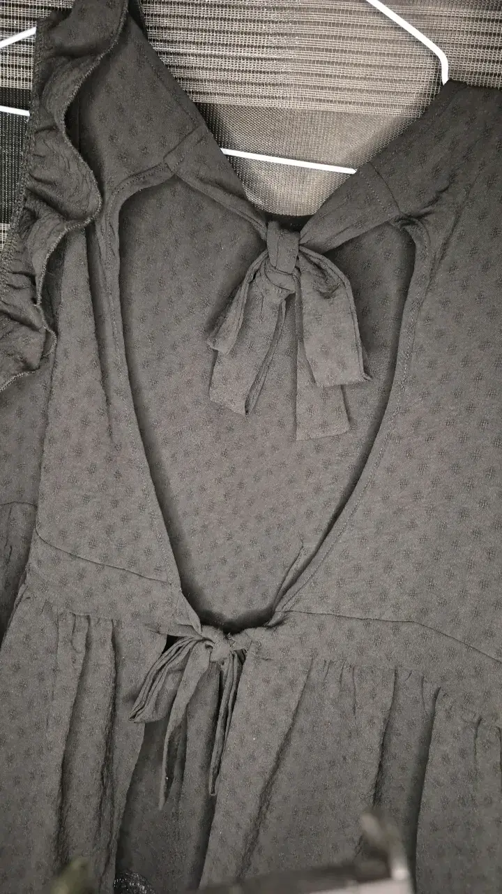 Vestido negro con volantes y lazo - 2