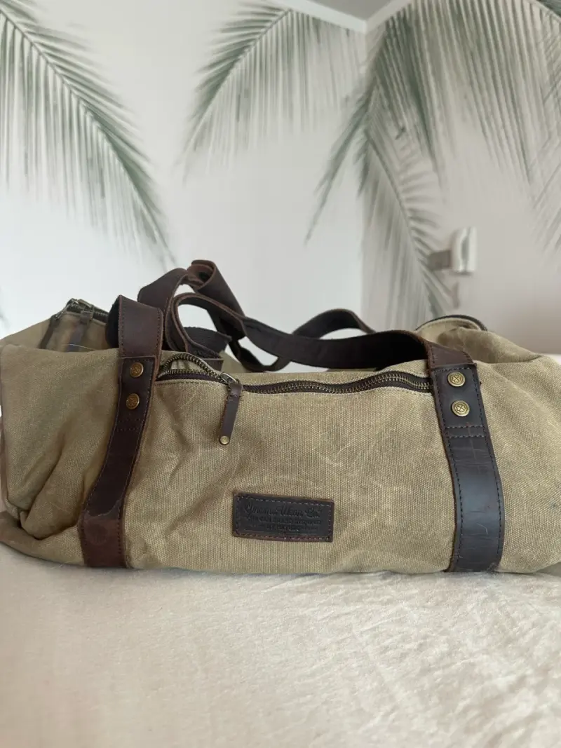 Bolso de lona marrón con detalles de cuero