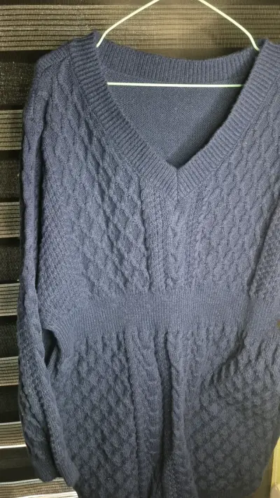 Suéter de punto azul marino para mujer - miniatura 1