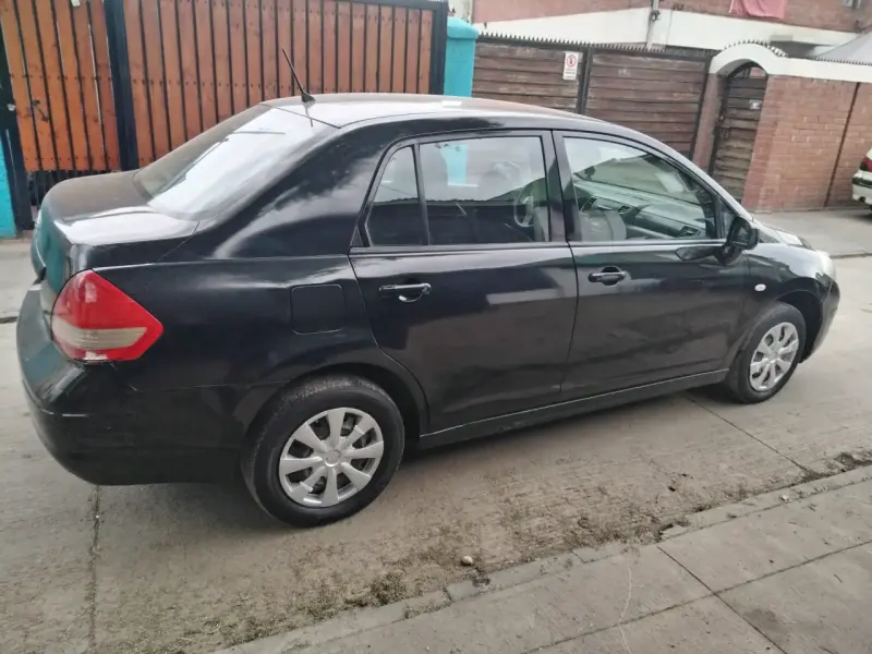 Auto Nissan Tiida 2010 en buen estado - 2