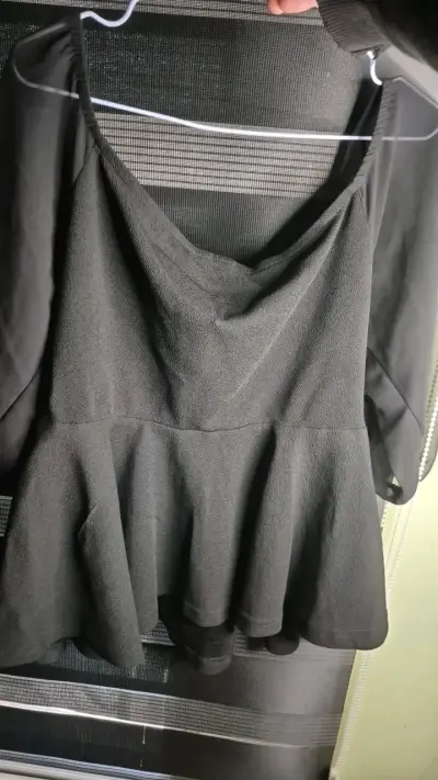 Blusa negra con mangas largas - miniatura 1