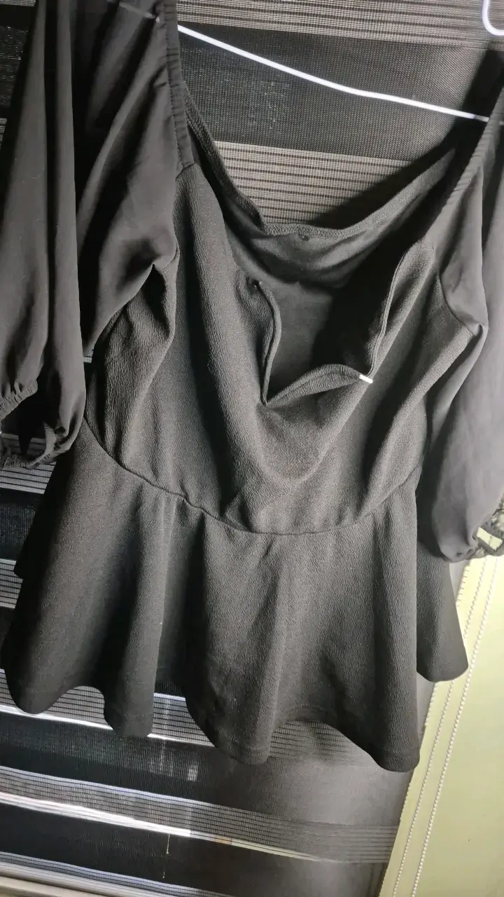 Blusa negra con mangas largas - 2