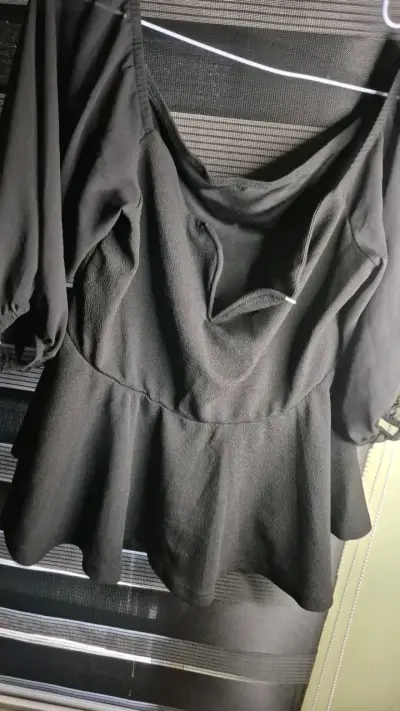 Blusa negra con mangas largas - miniatura 2