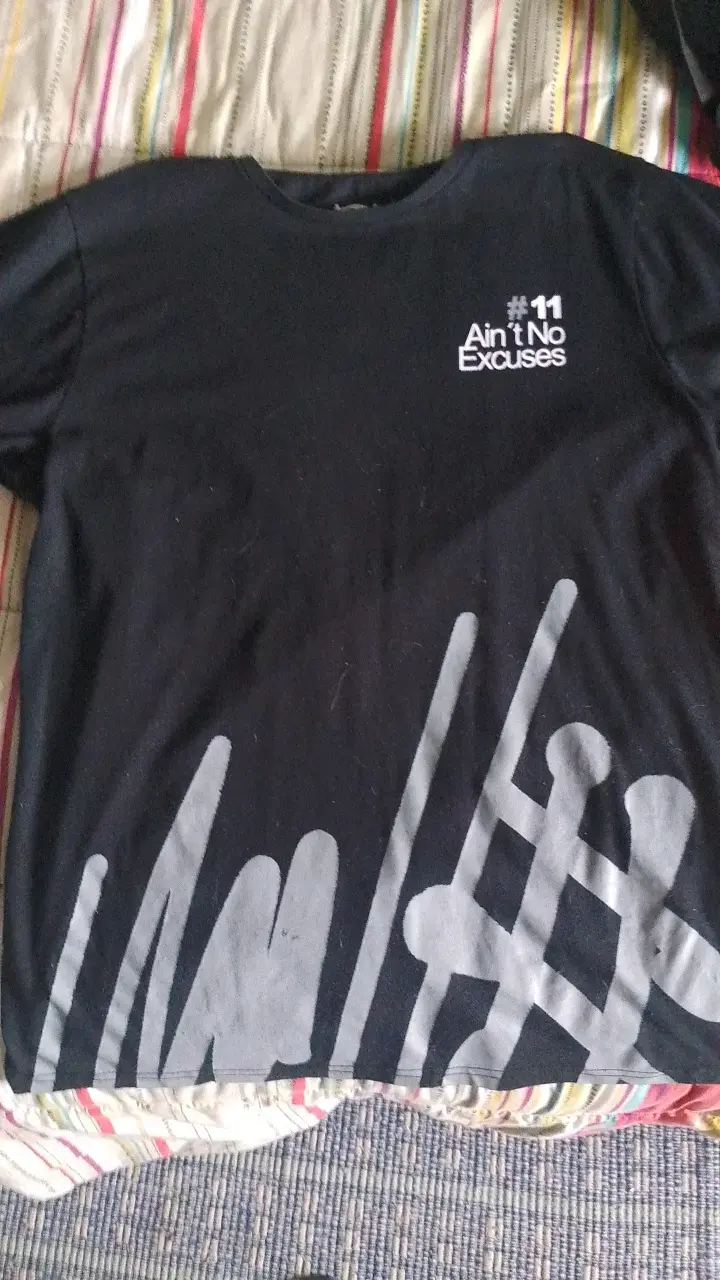 Polera negra con diseño gráfico #11 Ain't No Excus