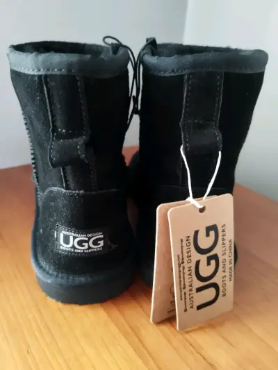 Botas negras UGG con suela de espuma - miniatura 1