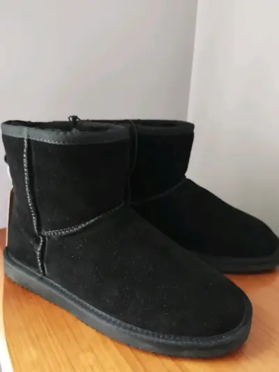 Botas negras UGG con suela de espuma - miniatura 2