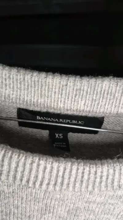 Suéter gris Banana Republic para mujer - miniatura 2