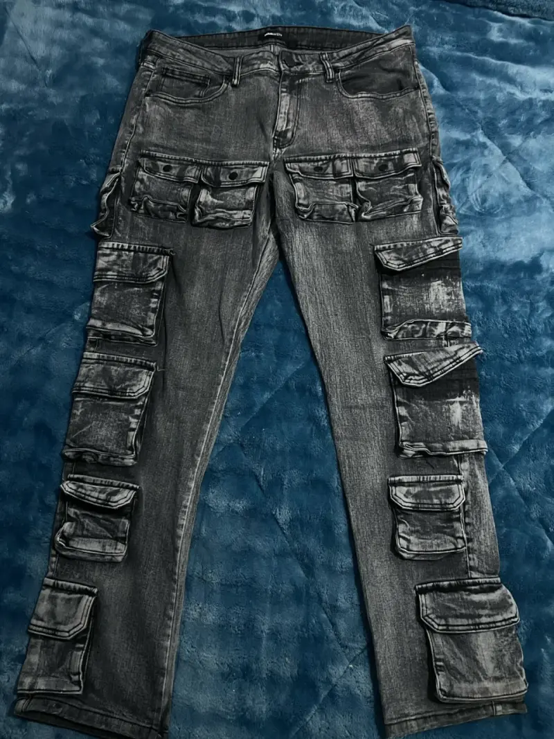 Pantalones cargo grises con múltiples bolsillos