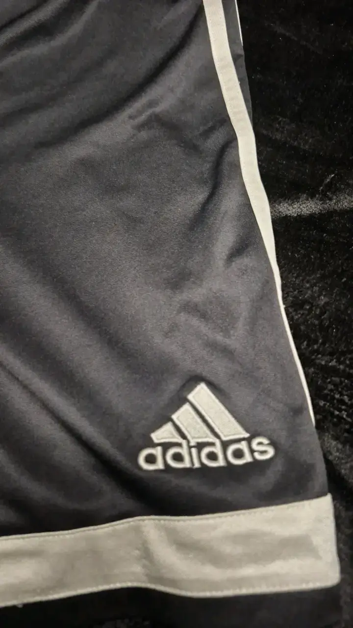 Shorts deportivos Adidas negros con franjas - 2