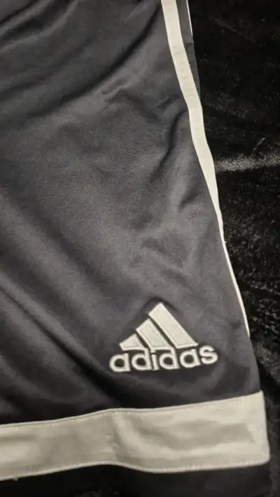 Shorts deportivos Adidas negros con franjas - miniatura 2
