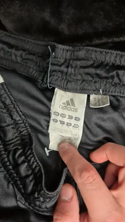 Shorts deportivos Adidas negros con franjas - miniatura 3