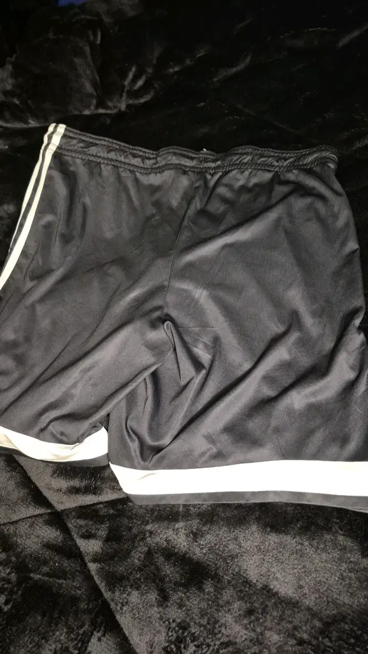 Shorts deportivos Adidas negros con franjas - 4